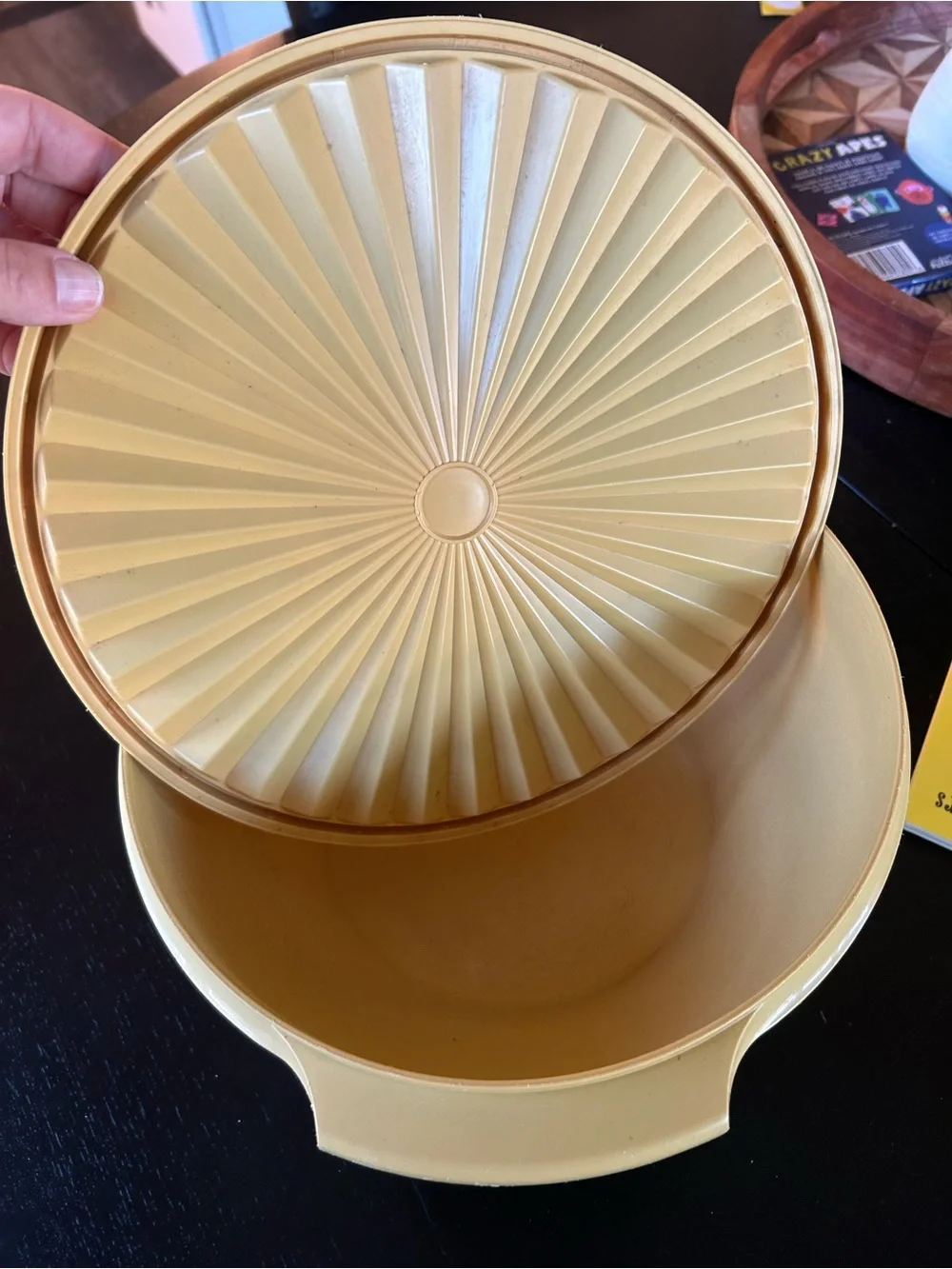 Tupperware Servalier Large Salad Serving Bowl (Model #880) in harvest gold